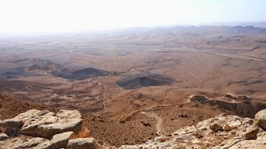 Makhtesh Ramon, İsrail Negev Çölü 'nün jeolojik bir özelliğidir. Birüssebi şehrinin yaklaşık 85 km güneyinde yer alan bu arazi, dünyanın en büyük erozyon sirkini temsil ediyor.