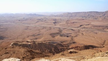 Makhtesh Ramon, İsrail Negev Çölü 'nün jeolojik bir özelliğidir. Birüssebi şehrinin yaklaşık 85 km güneyinde yer alan bu arazi, dünyanın en büyük erozyon sirkini temsil ediyor.