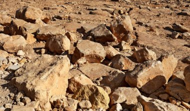 Makhtesh Ramon, İsrail Negev Çölü 'nün jeolojik bir özelliğidir. Birüssebi şehrinin yaklaşık 85 km güneyinde yer alan bu arazi, dünyanın en büyük erozyon sirkini temsil ediyor.