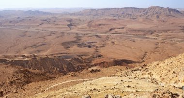 Makhtesh Ramon, İsrail Negev Çölü 'nün jeolojik bir özelliğidir. Birüssebi şehrinin yaklaşık 85 km güneyinde yer alan bu arazi, dünyanın en büyük erozyon sirkini temsil ediyor.