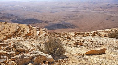 Makhtesh Ramon, İsrail Negev Çölü 'nün jeolojik bir özelliğidir. Birüssebi şehrinin yaklaşık 85 km güneyinde yer alan bu arazi, dünyanın en büyük erozyon sirkini temsil ediyor.