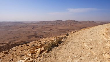 Makhtesh Ramon, İsrail Negev Çölü 'nün jeolojik bir özelliğidir. Birüssebi şehrinin yaklaşık 85 km güneyinde yer alan bu arazi, dünyanın en büyük erozyon sirkini temsil ediyor.