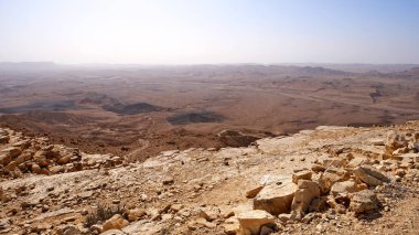 Makhtesh Ramon, İsrail Negev Çölü 'nün jeolojik bir özelliğidir. Birüssebi şehrinin yaklaşık 85 km güneyinde yer alan bu arazi, dünyanın en büyük erozyon sirkini temsil ediyor.