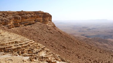 Makhtesh Ramon, İsrail Negev Çölü 'nün jeolojik bir özelliğidir. Birüssebi şehrinin yaklaşık 85 km güneyinde yer alan bu arazi, dünyanın en büyük erozyon sirkini temsil ediyor.