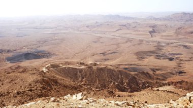 Makhtesh Ramon, İsrail Negev Çölü 'nün jeolojik bir özelliğidir. Birüssebi şehrinin yaklaşık 85 km güneyinde yer alan bu arazi, dünyanın en büyük erozyon sirkini temsil ediyor.