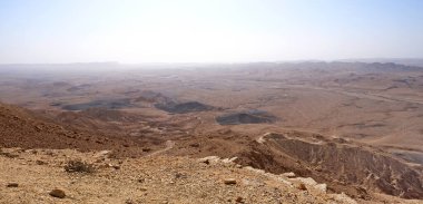 Makhtesh Ramon, İsrail Negev Çölü 'nün jeolojik bir özelliğidir. Birüssebi şehrinin yaklaşık 85 km güneyinde yer alan bu arazi, dünyanın en büyük erozyon sirkini temsil ediyor.