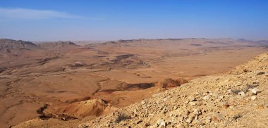 Makhtesh Ramon, İsrail Negev Çölü 'nün jeolojik bir özelliğidir. Birüssebi şehrinin yaklaşık 85 km güneyinde yer alan bu arazi, dünyanın en büyük erozyon sirkini temsil ediyor.