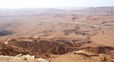 Makhtesh Ramon, İsrail Negev Çölü 'nün jeolojik bir özelliğidir. Birüssebi şehrinin yaklaşık 85 km güneyinde yer alan bu arazi, dünyanın en büyük erozyon sirkini temsil ediyor.