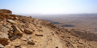Makhtesh Ramon, İsrail Negev Çölü 'nün jeolojik bir özelliğidir. Birüssebi şehrinin yaklaşık 85 km güneyinde yer alan bu arazi, dünyanın en büyük erozyon sirkini temsil ediyor.