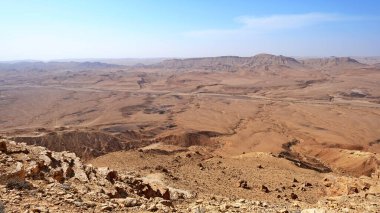 Makhtesh Ramon, İsrail Negev Çölü 'nün jeolojik bir özelliğidir. Birüssebi şehrinin yaklaşık 85 km güneyinde yer alan bu arazi, dünyanın en büyük erozyon sirkini temsil ediyor.