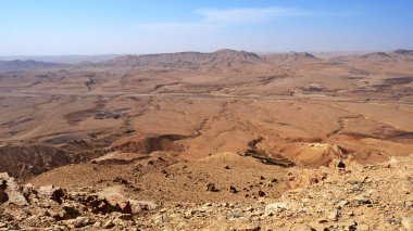 Makhtesh Ramon, İsrail Negev Çölü 'nün jeolojik bir özelliğidir. Birüssebi şehrinin yaklaşık 85 km güneyinde yer alan bu arazi, dünyanın en büyük erozyon sirkini temsil ediyor.