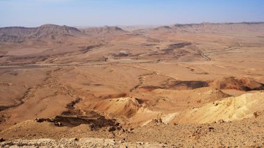 Makhtesh Ramon, İsrail Negev Çölü 'nün jeolojik bir özelliğidir. Birüssebi şehrinin yaklaşık 85 km güneyinde yer alan bu arazi, dünyanın en büyük erozyon sirkini temsil ediyor.