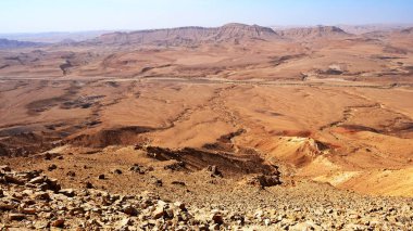 Makhtesh Ramon, İsrail Negev Çölü 'nün jeolojik bir özelliğidir. Birüssebi şehrinin yaklaşık 85 km güneyinde yer alan bu arazi, dünyanın en büyük erozyon sirkini temsil ediyor.