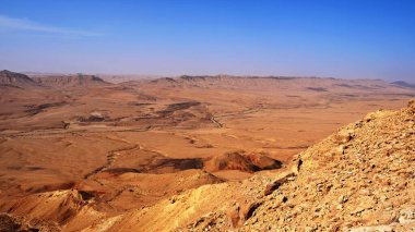 Makhtesh Ramon, İsrail Negev Çölü 'nün jeolojik bir özelliğidir. Birüssebi şehrinin yaklaşık 85 km güneyinde yer alan bu arazi, dünyanın en büyük erozyon sirkini temsil ediyor.