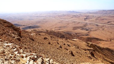 Makhtesh Ramon, İsrail Negev Çölü 'nün jeolojik bir özelliğidir. Birüssebi şehrinin yaklaşık 85 km güneyinde yer alan bu arazi, dünyanın en büyük erozyon sirkini temsil ediyor.