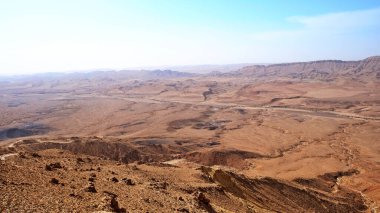 Makhtesh Ramon, İsrail Negev Çölü 'nün jeolojik bir özelliğidir. Birüssebi şehrinin yaklaşık 85 km güneyinde yer alan bu arazi, dünyanın en büyük erozyon sirkini temsil ediyor.
