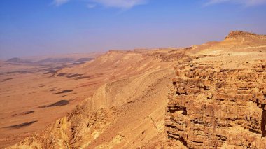 Makhtesh Ramon, İsrail Negev Çölü 'nün jeolojik bir özelliğidir. Birüssebi şehrinin yaklaşık 85 km güneyinde yer alan bu arazi, dünyanın en büyük erozyon sirkini temsil ediyor.