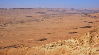 Makhtesh Ramon, İsrail Negev Çölü 'nün jeolojik bir özelliğidir. Birüssebi şehrinin yaklaşık 85 km güneyinde yer alan bu arazi, dünyanın en büyük erozyon sirkini temsil ediyor.