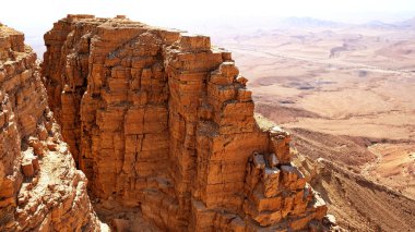 Makhtesh Ramon, İsrail Negev Çölü 'nün jeolojik bir özelliğidir. Birüssebi şehrinin yaklaşık 85 km güneyinde yer alan bu arazi, dünyanın en büyük erozyon sirkini temsil ediyor.