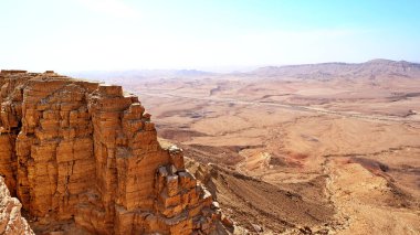 Makhtesh Ramon, İsrail Negev Çölü 'nün jeolojik bir özelliğidir. Birüssebi şehrinin yaklaşık 85 km güneyinde yer alan bu arazi, dünyanın en büyük erozyon sirkini temsil ediyor.