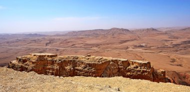 Makhtesh Ramon, İsrail Negev Çölü 'nün jeolojik bir özelliğidir. Birüssebi şehrinin yaklaşık 85 km güneyinde yer alan bu arazi, dünyanın en büyük erozyon sirkini temsil ediyor.. 
