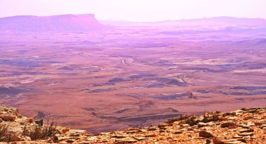 Makhtesh Ramon, İsrail Negev Çölü 'nün jeolojik bir özelliğidir. Birüssebi şehrinin yaklaşık 85 km güneyinde yer alan bu arazi, dünyanın en büyük erozyon sirkini temsil ediyor.. 