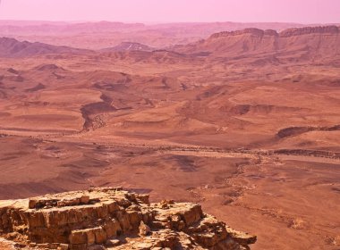 Makhtesh Ramon, İsrail Negev Çölü 'nün jeolojik bir özelliğidir. Birüssebi şehrinin yaklaşık 85 km güneyinde yer alan bu arazi, dünyanın en büyük erozyon sirkini temsil ediyor.. 