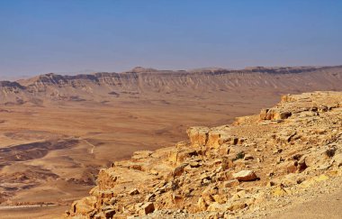 Makhtesh Ramon, İsrail Negev Çölü 'nün jeolojik bir özelliğidir. Birüssebi şehrinin yaklaşık 85 km güneyinde yer alan bu arazi, dünyanın en büyük erozyon sirkini temsil ediyor.. 