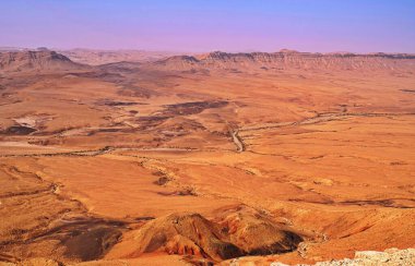 Makhtesh Ramon, İsrail Negev Çölü 'nün jeolojik bir özelliğidir. Birüssebi şehrinin yaklaşık 85 km güneyinde yer alan bu arazi, dünyanın en büyük erozyon sirkini temsil ediyor.. 