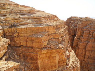 Makhtesh Ramon, İsrail Negev Çölü 'nün jeolojik bir özelliğidir. Birüssebi şehrinin yaklaşık 85 km güneyinde yer alan bu arazi, dünyanın en büyük erozyon sirkini temsil ediyor.. 