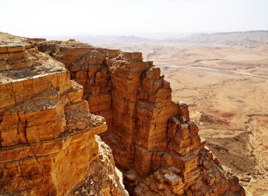 Makhtesh Ramon, İsrail Negev Çölü 'nün jeolojik bir özelliğidir. Birüssebi şehrinin yaklaşık 85 km güneyinde yer alan bu arazi, dünyanın en büyük erozyon sirkini temsil ediyor.. 