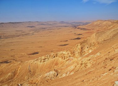 Makhtesh Ramon, İsrail Negev Çölü 'nün jeolojik bir özelliğidir. Birüssebi şehrinin yaklaşık 85 km güneyinde yer alan bu arazi, dünyanın en büyük erozyon sirkini temsil ediyor.. 