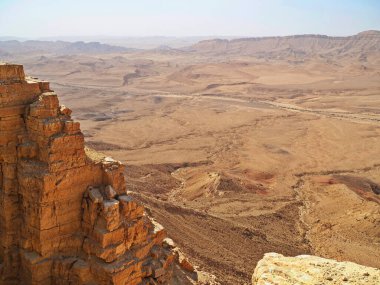 Makhtesh Ramon, İsrail Negev Çölü 'nün jeolojik bir özelliğidir. Birüssebi şehrinin yaklaşık 85 km güneyinde yer alan bu arazi, dünyanın en büyük erozyon sirkini temsil ediyor.. 