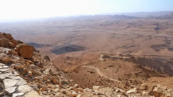 Makhtesh Ramon, İsrail Negev Çölü 'nün jeolojik bir özelliğidir. Birüssebi şehrinin yaklaşık 85 km güneyinde yer alan bu arazi, dünyanın en büyük erozyon sirkini temsil ediyor.