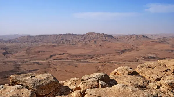 Makhtesh Ramon, İsrail Negev Çölü 'nün jeolojik bir özelliğidir. Birüssebi şehrinin yaklaşık 85 km güneyinde yer alan bu arazi, dünyanın en büyük erozyon sirkini temsil ediyor.