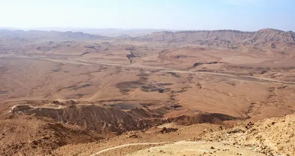 Makhtesh Ramon, İsrail Negev Çölü 'nün jeolojik bir özelliğidir. Birüssebi şehrinin yaklaşık 85 km güneyinde yer alan bu arazi, dünyanın en büyük erozyon sirkini temsil ediyor.