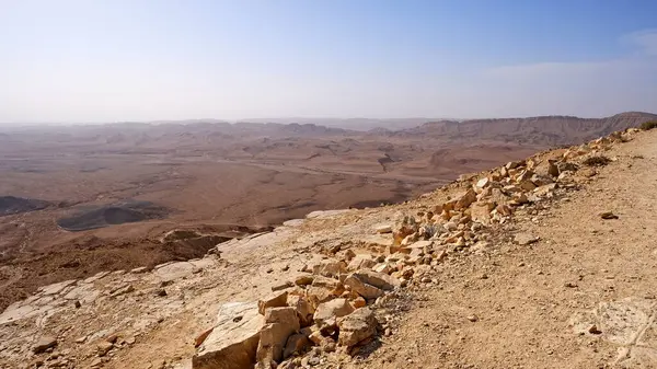 Makhtesh Ramon, İsrail Negev Çölü 'nün jeolojik bir özelliğidir. Birüssebi şehrinin yaklaşık 85 km güneyinde yer alan bu arazi, dünyanın en büyük erozyon sirkini temsil ediyor.
