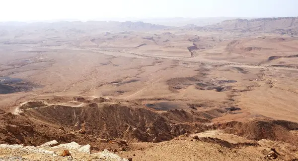Makhtesh Ramon, İsrail Negev Çölü 'nün jeolojik bir özelliğidir. Birüssebi şehrinin yaklaşık 85 km güneyinde yer alan bu arazi, dünyanın en büyük erozyon sirkini temsil ediyor.