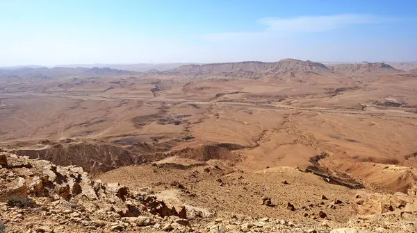 Makhtesh Ramon, İsrail Negev Çölü 'nün jeolojik bir özelliğidir. Birüssebi şehrinin yaklaşık 85 km güneyinde yer alan bu arazi, dünyanın en büyük erozyon sirkini temsil ediyor.