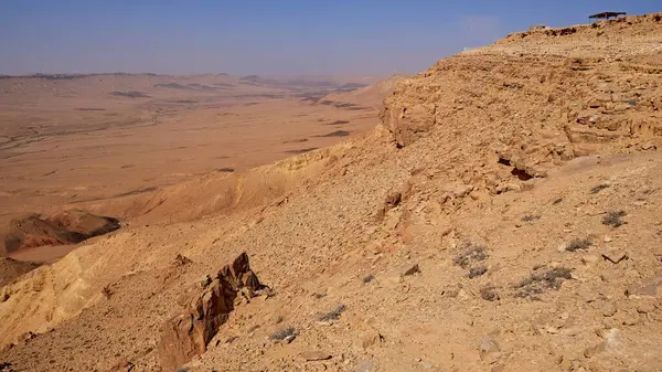 Makhtesh Ramon, İsrail Negev Çölü 'nün jeolojik bir özelliğidir. Birüssebi şehrinin yaklaşık 85 km güneyinde yer alan bu arazi, dünyanın en büyük erozyon sirkini temsil ediyor.