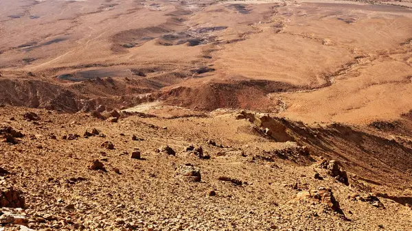 Makhtesh Ramon, İsrail Negev Çölü 'nün jeolojik bir özelliğidir. Birüssebi şehrinin yaklaşık 85 km güneyinde yer alan bu arazi, dünyanın en büyük erozyon sirkini temsil ediyor.