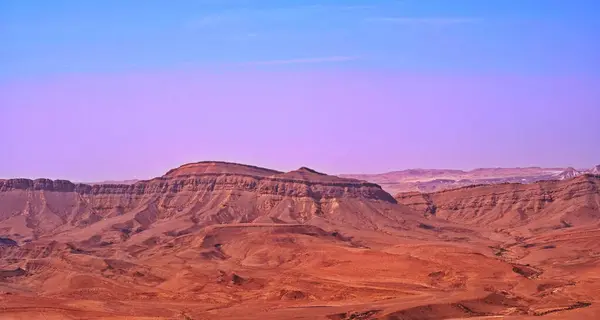 Makhtesh Ramon, İsrail Negev Çölü 'nün jeolojik bir özelliğidir. Birüssebi şehrinin yaklaşık 85 km güneyinde yer alan bu arazi, dünyanın en büyük erozyon sirkini temsil ediyor.. 