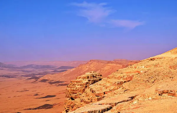 Makhtesh Ramon, İsrail Negev Çölü 'nün jeolojik bir özelliğidir. Birüssebi şehrinin yaklaşık 85 km güneyinde yer alan bu arazi, dünyanın en büyük erozyon sirkini temsil ediyor.. 