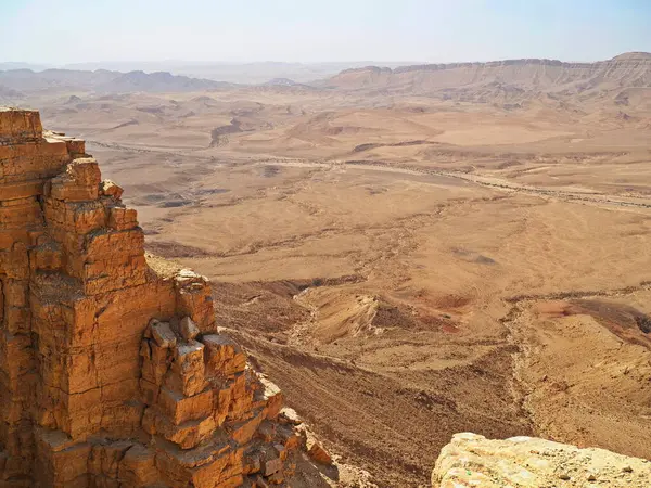 Makhtesh Ramon, İsrail Negev Çölü 'nün jeolojik bir özelliğidir. Birüssebi şehrinin yaklaşık 85 km güneyinde yer alan bu arazi, dünyanın en büyük erozyon sirkini temsil ediyor.. 