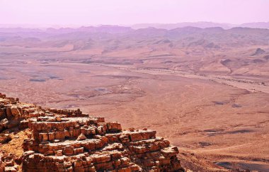 Makhtesh Ramon, İsrail Negev Çölü 'nün jeolojik bir özelliğidir. Birüssebi şehrinin yaklaşık 85 km güneyinde yer alan bu arazi, dünyanın en büyük erozyon sirkini temsil ediyor.. 