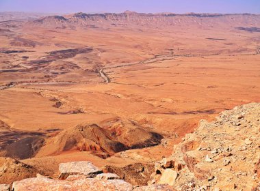 Makhtesh Ramon, İsrail Negev Çölü 'nün jeolojik bir özelliğidir. Birüssebi şehrinin yaklaşık 85 km güneyinde yer alan bu arazi, dünyanın en büyük erozyon sirkini temsil ediyor.. 