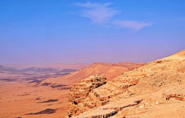 Makhtesh Ramon, İsrail Negev Çölü 'nün jeolojik bir özelliğidir. Birüssebi şehrinin yaklaşık 85 km güneyinde yer alan bu arazi, dünyanın en büyük erozyon sirkini temsil ediyor.. 