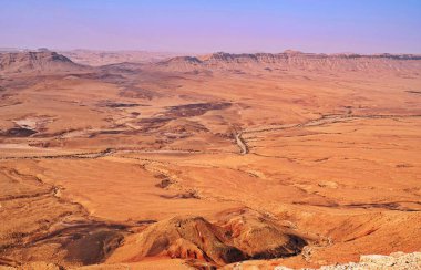 Makhtesh Ramon, İsrail Negev Çölü 'nün jeolojik bir özelliğidir. Birüssebi şehrinin yaklaşık 85 km güneyinde yer alan bu arazi, dünyanın en büyük erozyon sirkini temsil ediyor.. 