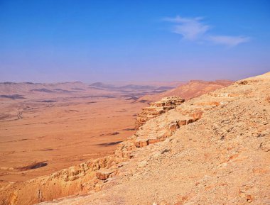Makhtesh Ramon, İsrail Negev Çölü 'nün jeolojik bir özelliğidir. Birüssebi şehrinin yaklaşık 85 km güneyinde yer alan bu arazi, dünyanın en büyük erozyon sirkini temsil ediyor.. 
