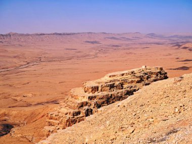 Makhtesh Ramon, İsrail Negev Çölü 'nün jeolojik bir özelliğidir. Birüssebi şehrinin yaklaşık 85 km güneyinde yer alan bu arazi, dünyanın en büyük erozyon sirkini temsil ediyor.. 